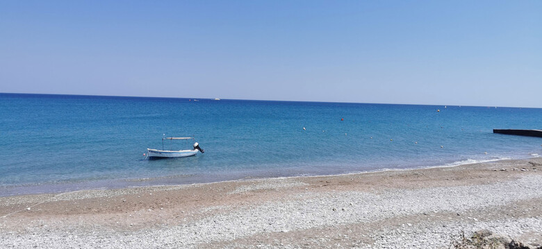 Sandstrand von Afandou bei blauem Himmel, Rhodos